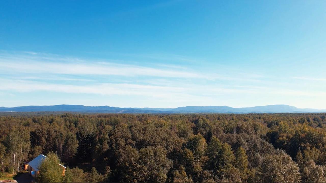 Au Pied Des Monts-Valin, Hebergement Touristique Saint-Honore ภายนอก รูปภาพ